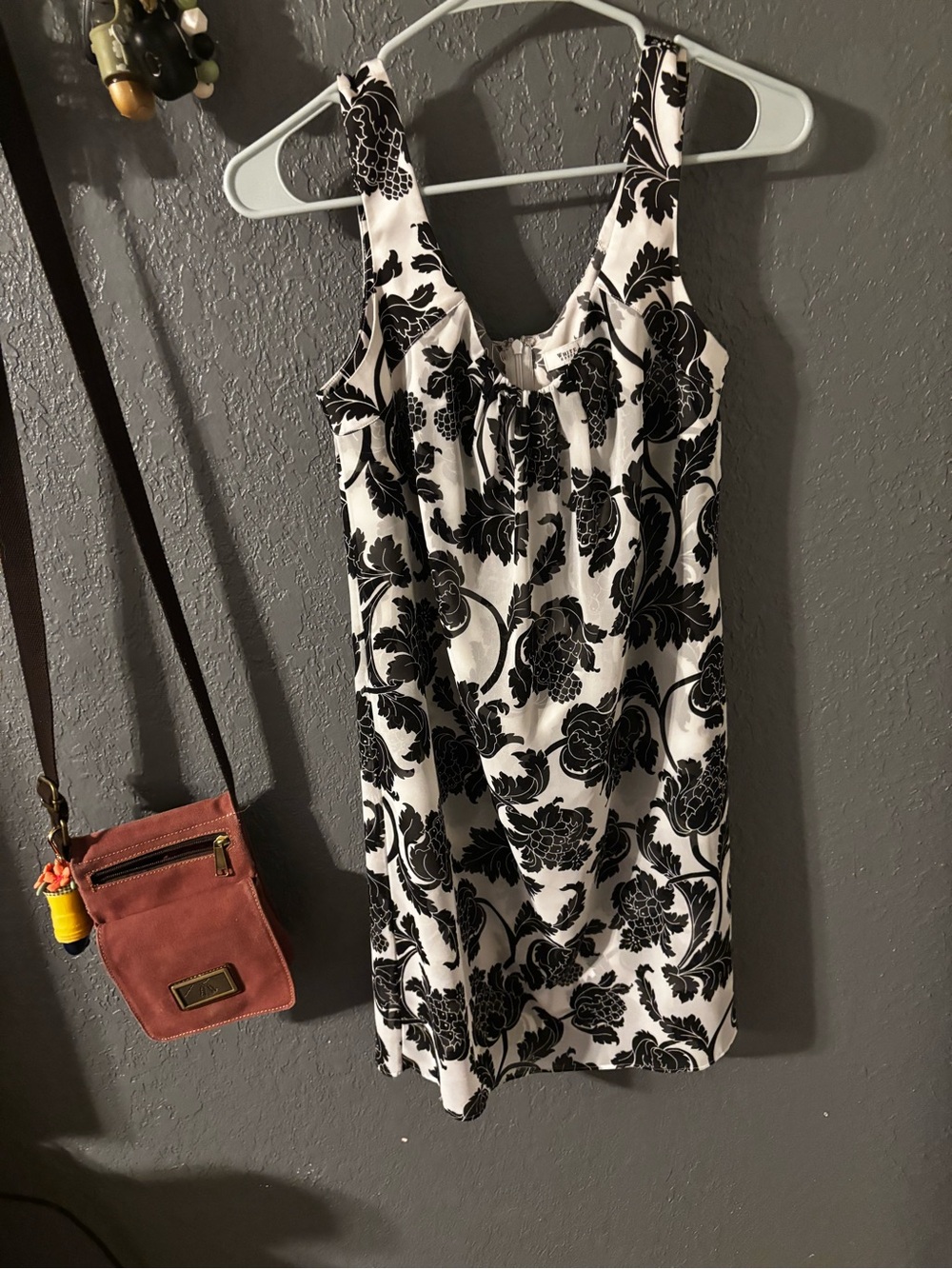 Womens size 2 White House Black Market Black & White Floral Mini Dress
